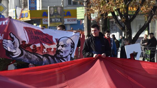 Участники демонстрации в честь 100-летия Октябрьской революции в Симферополе. 7 ноября 2017