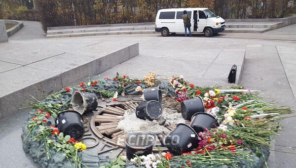 Вечный огонь в Киеве, залитый цементом. 7 ноября 2017