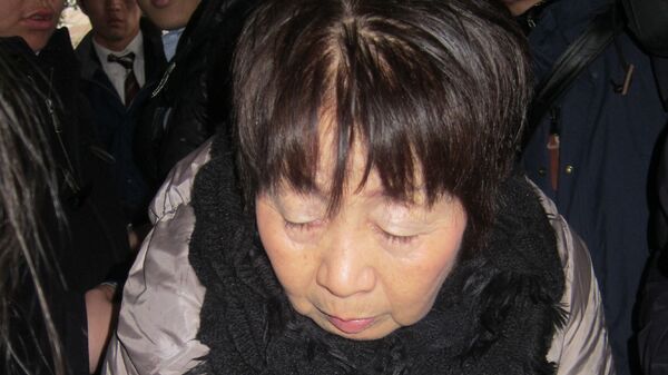Тисако Какэхи, прозванная Черной Вдовой, у здания суда в Киото, Япония