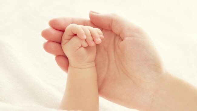 Руки ребенка и матери. Архивное фото