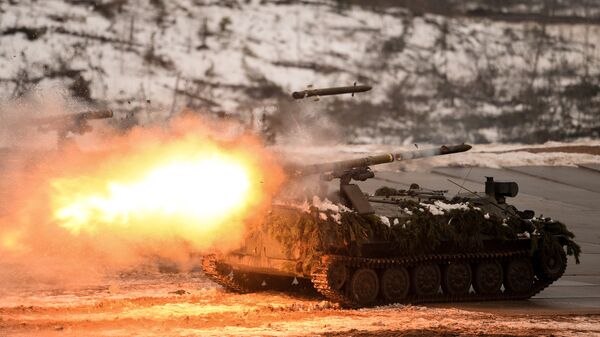 Показательный огневой удар из противотанкового ракетного комплекса Штурм-С на полигоне Луга в Ленинградской области
