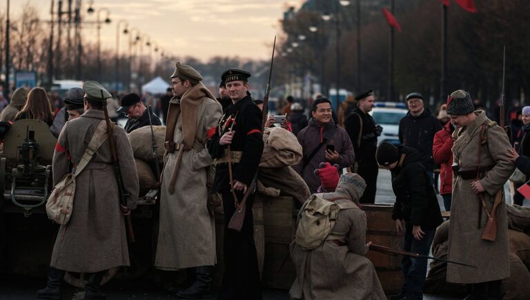 Участники интерактивной исторической реконструкции Петроград 1917, посвященной 100-летию Октябрьской революции, в Санкт-Петербурге