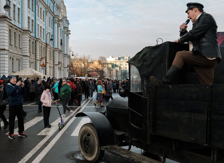 Участники интерактивной исторической реконструкции Петроград 1917, посвященной 100-летию Октябрьской революции, в Санкт-Петербурге