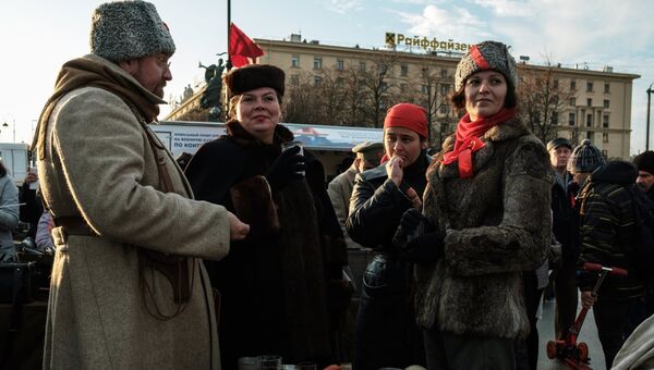 Участники интерактивной исторической реконструкции Петроград 1917, посвященной 100-летию Октябрьской революции, в Санкт-Петербурге