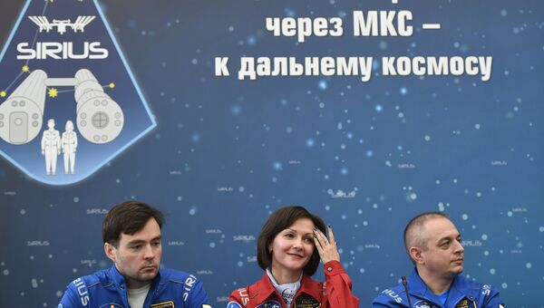 Основной экипаж эксперимента Илья Рукавишников, Елена Лучицкая и Марк Серов во время пресс-конференции наземного эксперимента по наземному моделированию полета к Луне SIRIUS-17 в Москве. 7 ноября 2017
