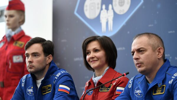 Участники эксперимента Илья Рукавишников, Елена Лучицкая и Марк Серов во время пресс-конференции по наземному моделированию полета к Луне SIRIUS-17 в Москве. 7 ноября 2017