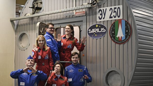 Участники эксперимента по наземному моделированию полета к Луне SIRIUS-17. Архивное фото