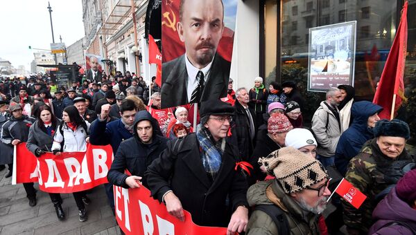 Участники митинга и шествия КПРФ в Москве, посвященного 100-летию Великой Октябрьской социалистической революции. 7 ноября 2017