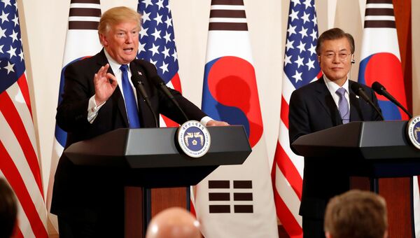 Президент США Дональд Трамп и президент Южной Кореи Мун Чжэ Ин во время совместной пресс-конференции в Сеуле