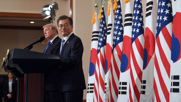 Президент Южной Кореи Мун Чжэ Ин и президент США Дональд Трамп во время совместной пресс-конференции в Сеуле. 7 ноября 2017