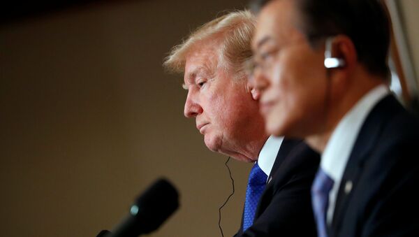 Президент США Дональд Трамп и президент Южной Кореи Мун Чжэ Ин во время совместной пресс-конференции в Сеуле. 7 ноября 2017