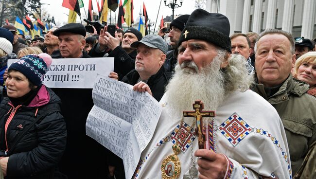 Участники митинга у здания Верховной рады в Киеве. 7 ноября 2017