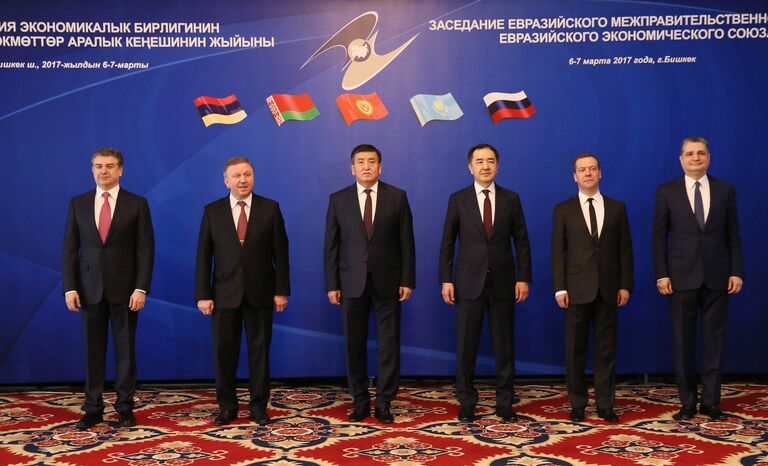 Председатель правительства РФ Дмитрий Медведев во время совместного фотографирования глав делегаций Евразийского межправительственного совета Председатель правительства РФ Дмитрий Медведев во время совместного фотографирования глав делегаций Евразийского межправительственного совета