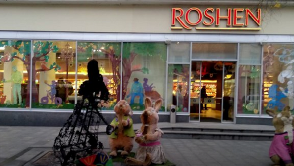 Сожженная фигура зайчихи у магазина Roshen во Львове