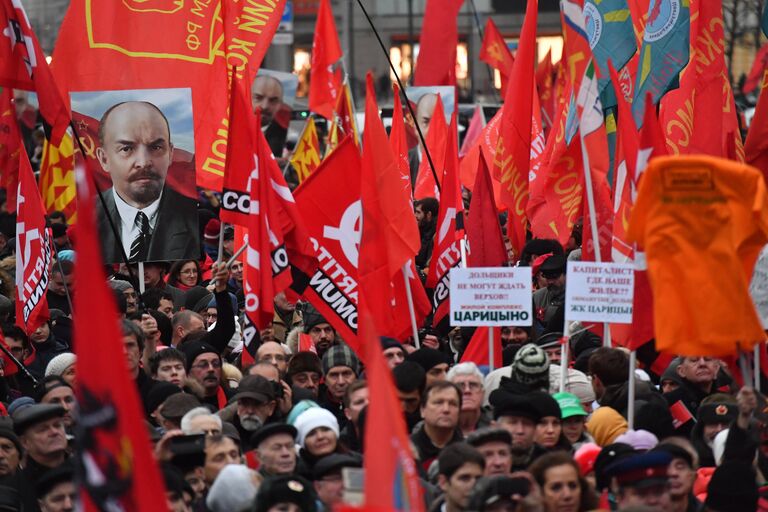 Участники митинга и шествия КПРФ в Москве, посвященного 100-летию Великой Октябрьской социалистической революции