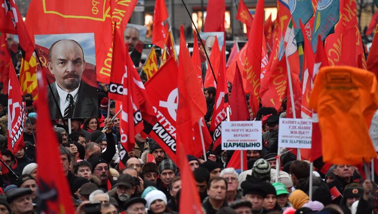 Участники митинга и шествия КПРФ в Москве, посвященного 100-летию Великой Октябрьской социалистической революции