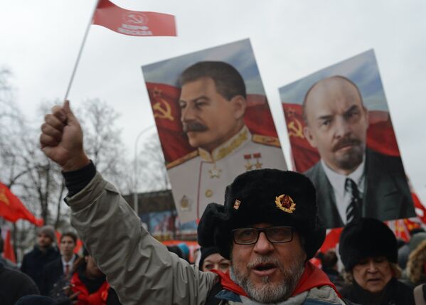 Участники шествия КПРФ в Москве, посвященного 100-летию Октябрьской социалистической революции