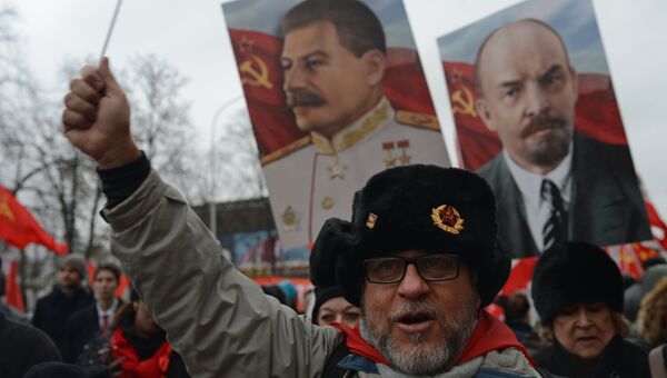 Участники шествия КПРФ в Москве, посвященного 100-летию Октябрьской социалистической революции