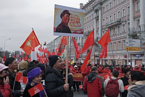 Прибывшие из Китая участники акции КПРФ в Москве, посвященной 100-летию Великой Октябрьской социалистической революции