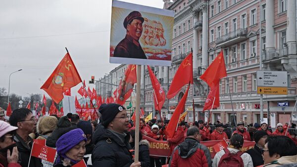 Прибывшие из Китая участники акции КПРФ в Москве, посвященной 100-летию Великой Октябрьской социалистической революции