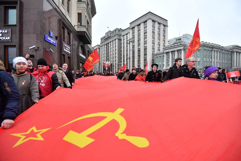 Участники митинга и шествия КПРФ в Москве, посвященного 100-летию Великой Октябрьской социалистической революции