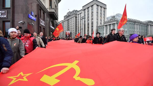 Участники митинга и шествия КПРФ в Москве в честь годовщины Великой Октябрьской социалистической революции