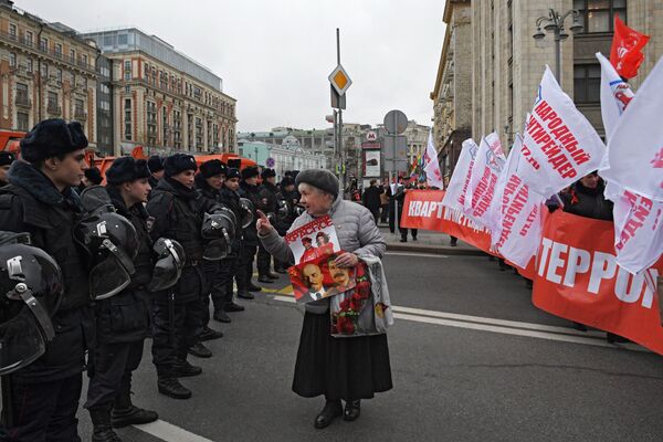 Женщина на акции КПРФ, посвященной 100-летию Великой Октябрьской социалистической революции, в Москве