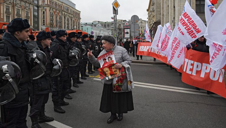 Женщина на акции КПРФ, посвященной 100-летию Великой Октябрьской социалистической революции, в Москве