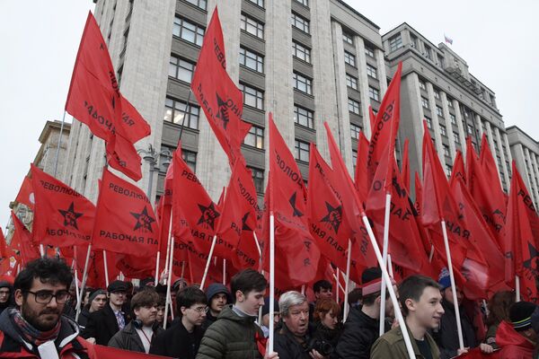 Участники акции, посвященной 100-летию Великой Октябрьской социалистической революции, в Москве.