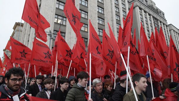 Участники акции, посвященной 100-летию Великой Октябрьской социалистической революции, в Москве.