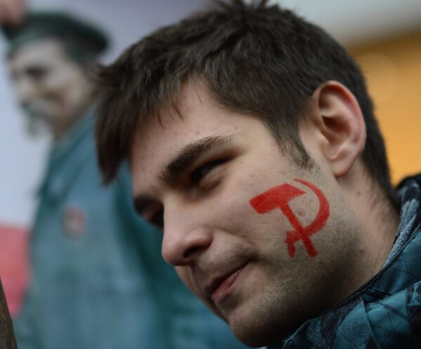 Участник шествия КПРФ в Москве, посвященного 100-летию Октябрьской социалистической революции