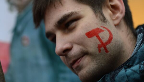 Участник шествия КПРФ в Москве, посвященного 100-летию Октябрьской социалистической революции