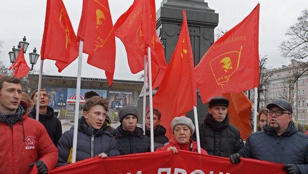 Участники акции КПРФ в Москве, посвященной 100-летию Великой Октябрьской социалистической революции