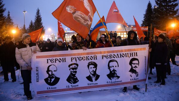 Участники празднования 100-летия Октябрьской социалистической революции во время митинга на площади Ленина в Новосибирске