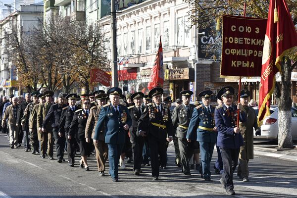 Участники демонстрации в честь 100-летия Великой Октябрьской социалистической революции в Симферополе