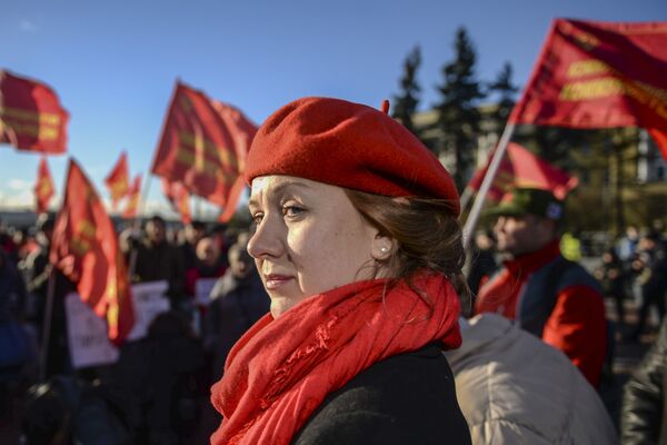 Участница митинга, организованного петербургским отделением Коммунистической партии Коммунисты России, в честь 100-летия Великой Октябрьской социалистической революции у Финляндского вокзала в Санкт-Петербурге