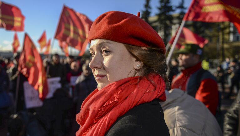 Участница митинга, организованного петербургским отделением Коммунистической партии Коммунисты России, в честь 100-летия Великой Октябрьской социалистической революции у Финляндского вокзала в Санкт-Петербурге