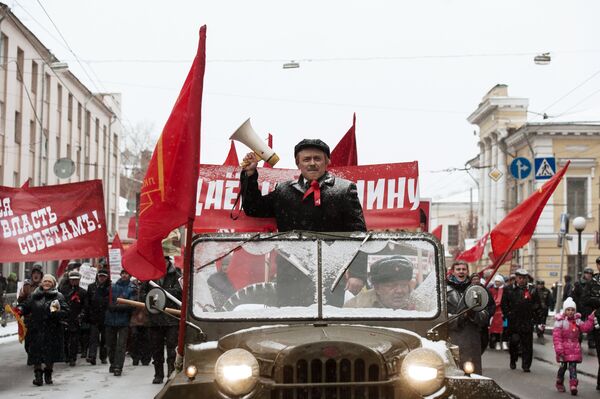 Участники шествия, приуроченного к 100-летию Октябрьской социалистической революции, в Томске