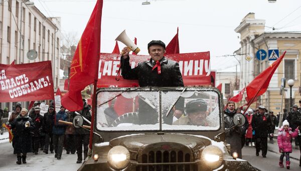 Участники шествия, приуроченного к 100-летию Октябрьской социалистической революции, в Томске