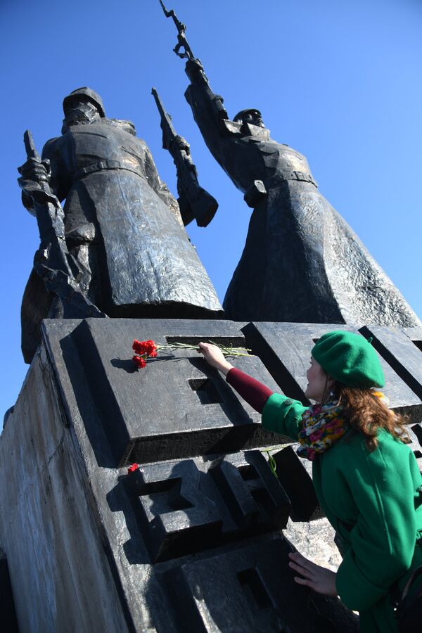 Комсомольцы Читы возлагают цветы к памятнику Борцам революции во время праздничных мероприятий, посвященных 100-летию Великой Октябрьской социалистической революции
