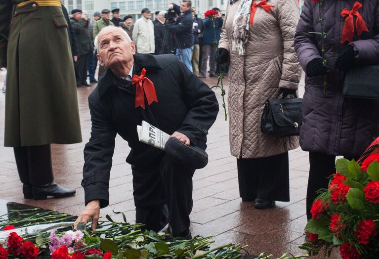 Церемония возложения цветов к памятнику В. И. Ленина в честь празднования 100-летия Великой Октябрьской социалистической революции в Минске