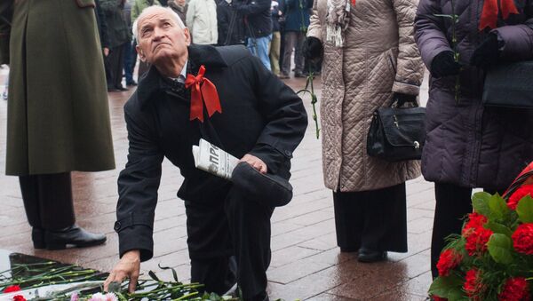Церемония возложения цветов к памятнику В. И. Ленина в честь празднования 100-летия Великой Октябрьской социалистической революции в Минске