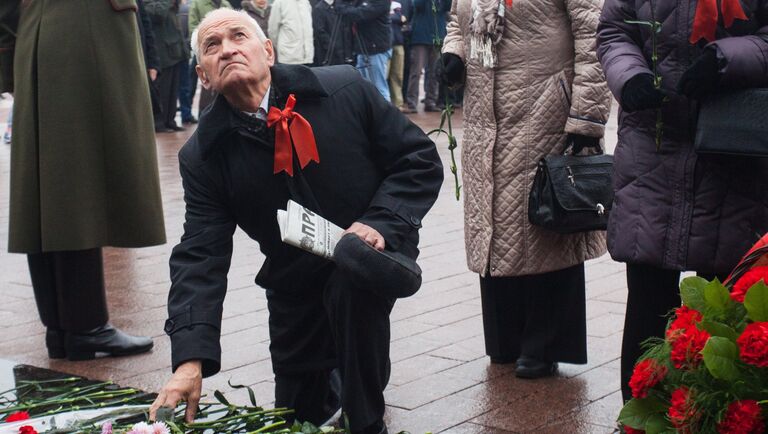 Церемония возложения цветов к памятнику В. И. Ленина в честь празднования 100-летия Великой Октябрьской социалистической революции в Минске