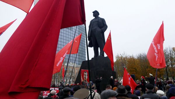 Участники демонстрации в честь 100-летия Великой Октябрьской социалистической революции в Донецке