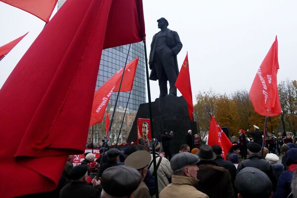 Участники демонстрации в честь 100-летия Великой Октябрьской социалистической революции в Донецке