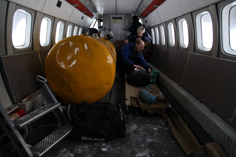 Салон самолета Л-410 во время эвакуации ребенка