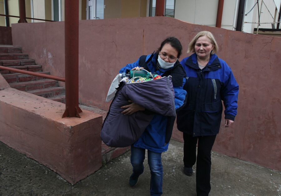 Ольга Васильевна Савельева, врач санавиации, и Ольга Ивановна Мартынова, медсестра-анестезист, во время эвакуации ребенка