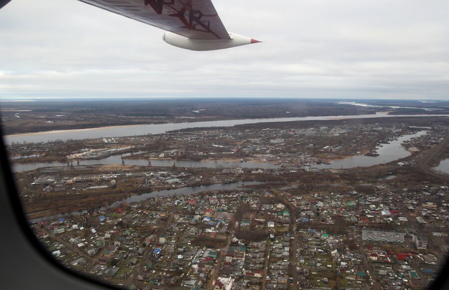 Вид из иллюминатора самолета Л-410 на город Котлас