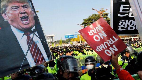 Митинг во время выступления президента США Дональда Трампа в Сеуле. 8 ноября 2017