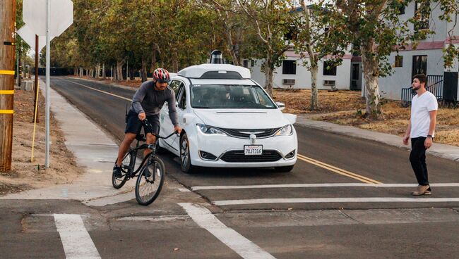 Автомобиль Chrysler Pacifica с технологией Waymo во время испытания